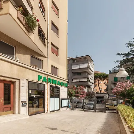Roomy And Bright Apartment With Terrace Rome Exterior photo