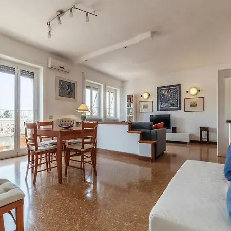 Roomy And Bright Apartment With Terrace Rome Exterior photo