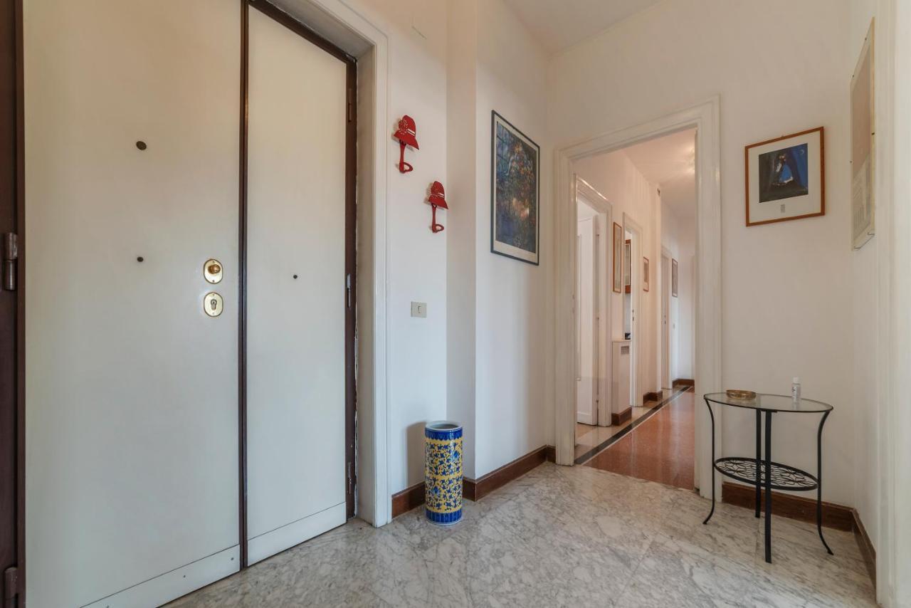 Roomy And Bright With Terrace Apartment Rom