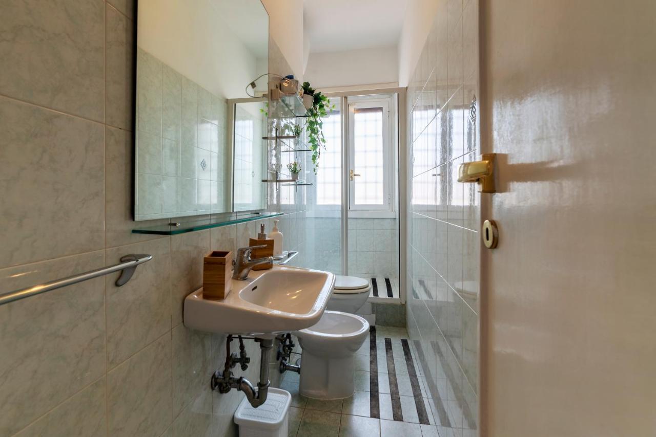 Roomy And Bright With Terrace Apartment Rom